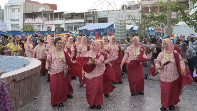 Dekranasda Makassar Pamerkan Lipa ‘Sabbe Hingga Branding Makassar Kota Makan Enak di Karnaval Expo Dekranasda Sulsel 2023