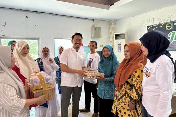 Camat Wajo dan Majelis Taklim Bareng FKKM Berbagi Paket Stunting