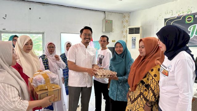 Camat Wajo dan Majelis Taklim Bareng FKKM Berbagi Paket Stunting