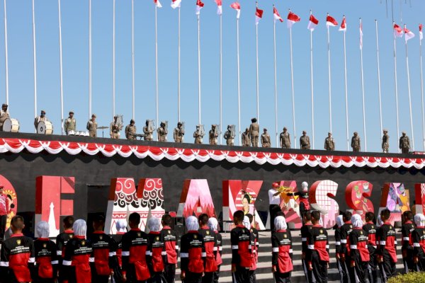 Danny Pomanto Pimpin Gladi Upacara dan Pengibaran Bendera Berkonsep Bunga Rampai di Anjungan Losari