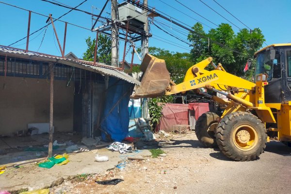 Halangi Akses Jalan, Distaru Makassar Bongkar Lapak Liar Jualan Warga