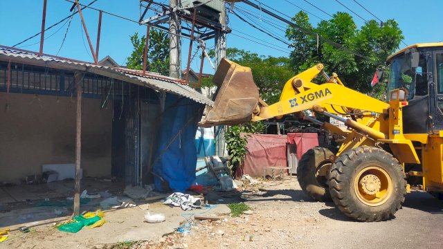 Halangi Akses Jalan, Distaru Makassar Bongkar Lapak Liar Jualan Warga