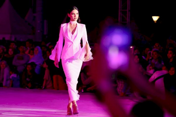 Semakin Mendunia, Panggung Fashion Show Festival F8 Makassar diisi Miss Universe Laos