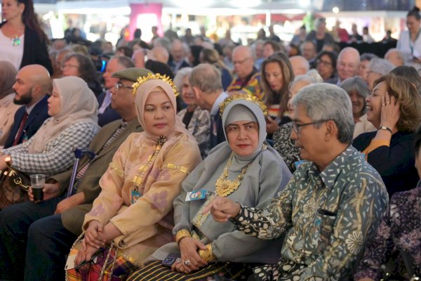 Bikin Bangga! Delegasi Makassar Berkesempatan Antar Wali Kota Den Haag Masuki Area Tong Tong Fair