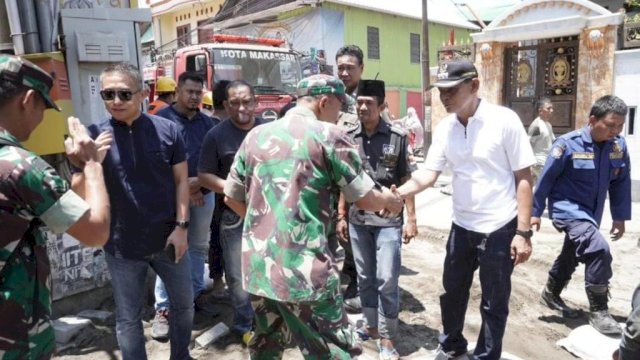 Camat Ujung Tanah Turun Langsung di lokasi kebakaran Jl. Barukang Utara