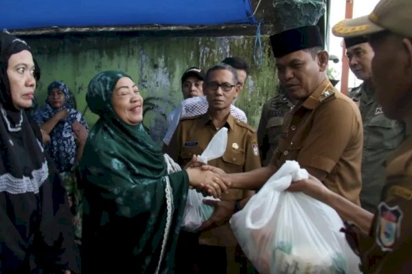 Bersama Kepala Inspektorat, Camat Ujung Tanah Bagikan Paket Sembako