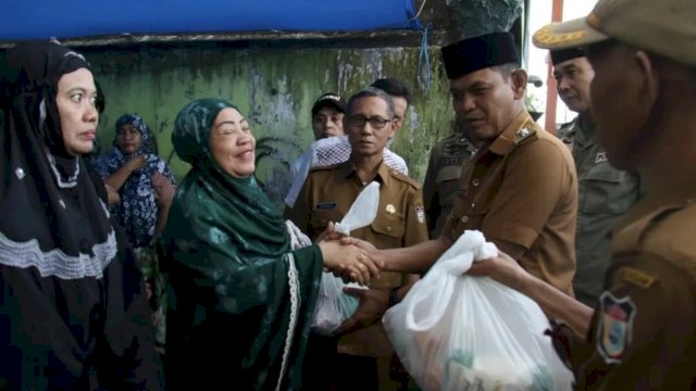 Bersama Kepala Inspektorat, Camat Ujung Tanah Bagikan Paket Sembako