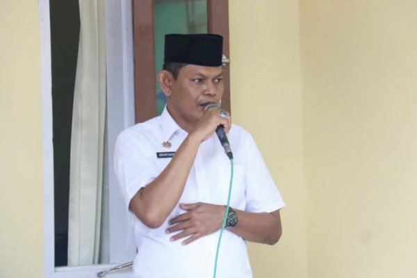 Camat Ujung Tanah Serahkan Bantuan Sembako Kepada Warga Lorong Wisata Jaya