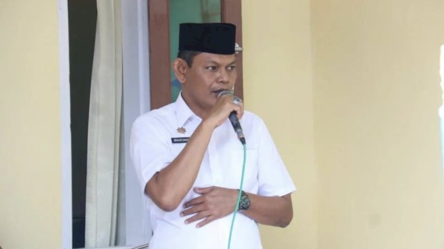 Camat Ujung Tanah Serahkan Bantuan Sembako Kepada Warga Lorong Wisata Jaya