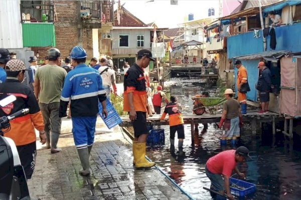 Satgas Kebersihan Ujung Tanah Gelar Kerja Bakti di Kanal Botto Kelurahan Cambaya