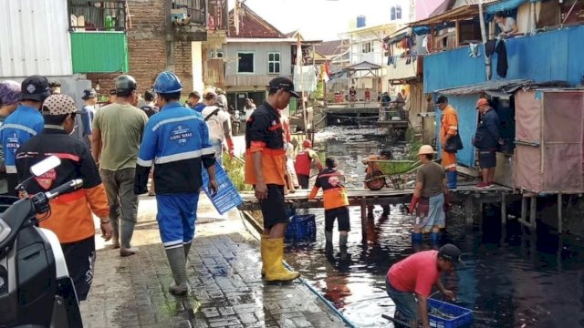 Satgas Kebersihan Ujung Tanah Gelar Kerja Bakti di Kanal Botto Kelurahan Cambaya