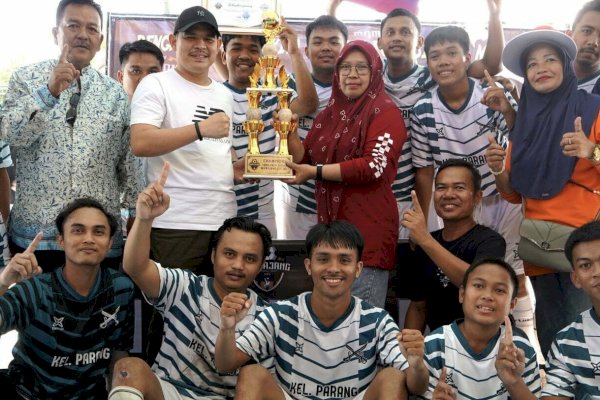 Camat Ari Fadli Resmi Menutup Turnamen Futsal Mamajang Cup