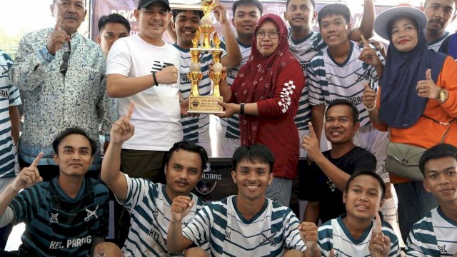 Camat Ari Fadli Resmi Menutup Turnamen Futsal Mamajang Cup