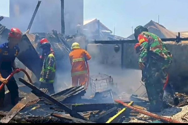 Damkar Makassar Padamkan Kebakaran Enam Rumah dan Satu Gudang di Barukang