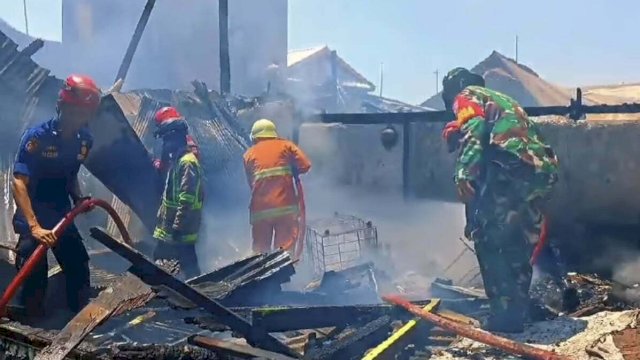 Damkar Makassar Padamkan Kebakaran Enam Rumah dan Satu Gudang di Barukang