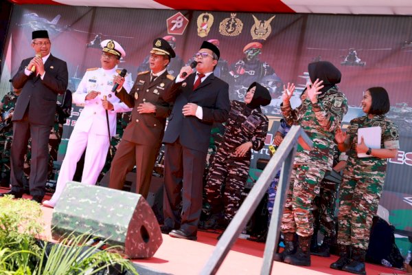 Momentum HUT TNI, Danny Pomanto: Masyarakat Makassar Turut Bergembira karena TNI Dekat dengan Rakyat