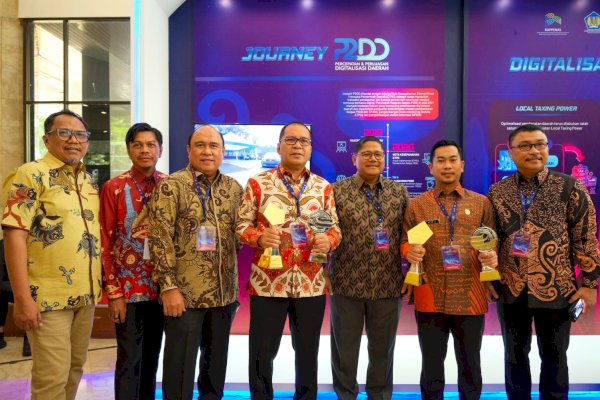 Kota Makassar Terima Penghargaan TP2DD 2023 Kota Terbaik dan Program Unggulan P2DD Terbaik