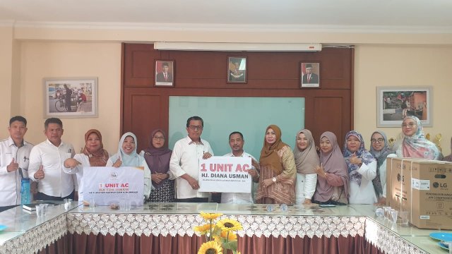 Kepedulian IKA FDK Serahkan 2 AC ke Fakultas Dakwah dan Komunikasi