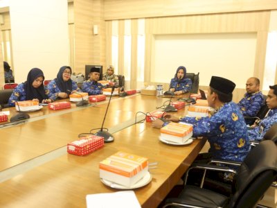 Seragam, Pemkot Makassar Akan Distribusikan 100 Gerobak ke PKL Pisang Epe