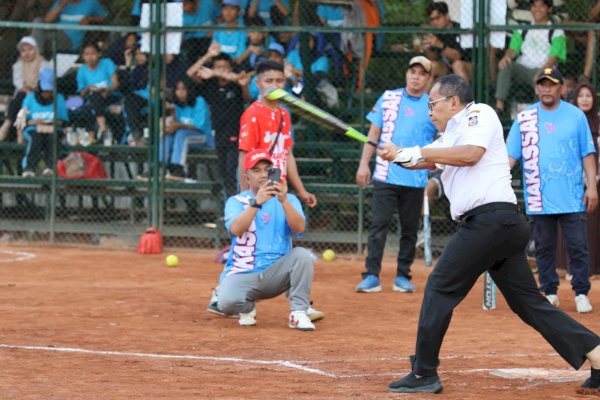 Danny Pomanto Unjuk Kemampuan di Kejuaraan Softball Wali Kota Cup Makassar 2023