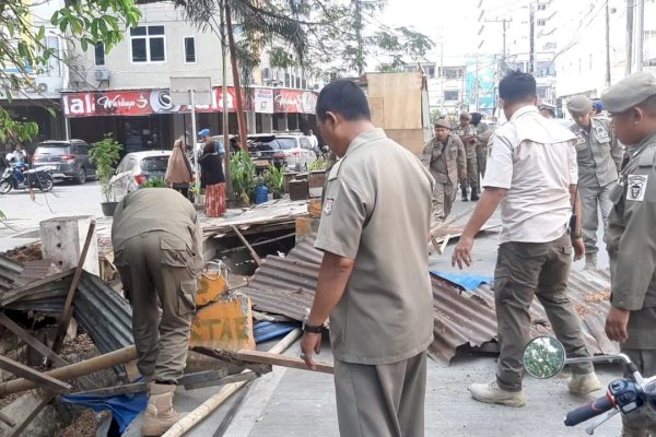 Tiga Warung PKL Ditertibkan di Jalan Topaz Boulevard