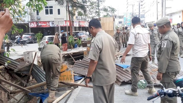 Tiga Warung PKL Ditertibkan di Jalan Topaz Boulevard