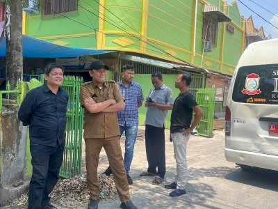 Bersama Komisi C DPRD Makassar, Dinas PU Cabut Tujuh Tiang Kabel Fiber Optik Ilegal