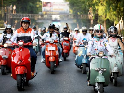 Peringati Hari Sumpah Pemuda, Danny-Fatma Keliling Makassar Naik Vespa Bareng Skuteris se-Sulsel