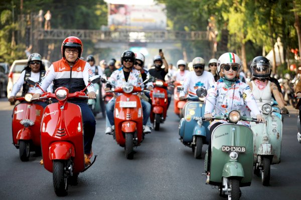 Peringati Hari Sumpah Pemuda, Danny-Fatma Keliling Makassar Naik Vespa Bareng Skuteris se-Sulsel