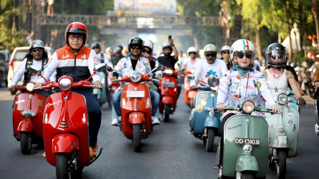 Peringati Hari Sumpah Pemuda, Danny-Fatma Keliling Makassar Naik Vespa Bareng Skuteris se-Sulsel