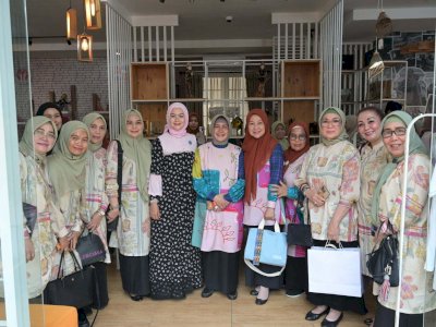 Indira Yusuf Ismail dan Yane Ardian Sambangi Pusat Kerajinan Dekranasda Kota Bogor