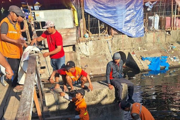 Peringati Hari Bersih Sedunia, Satgas Kecamatan Bontoala Bersihkah Kanal