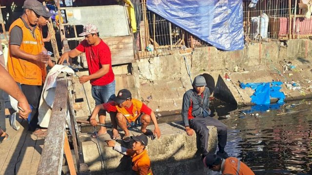 Peringati Hari Bersih Sedunia, Satgas Kecamatan Bontoala Bersihkah Kanal