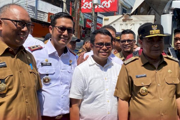 Plt Camat Bontoala Dampingi Pj Gubernur Sulsel  Tinjau Harga Sembako di Pasar Terong