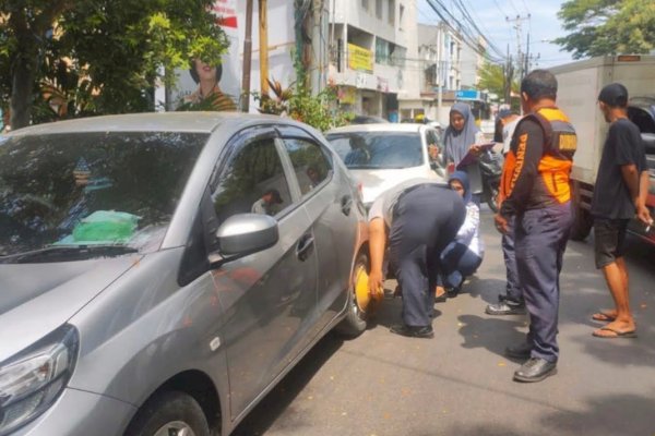 Dishub Makassar Gembok Kendaraan Roda Empat di Jalan Dr. Sam Ratulangi