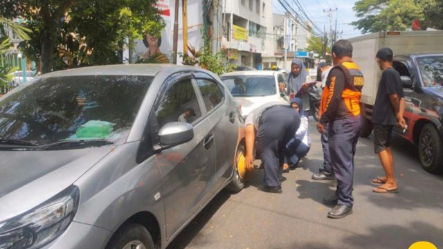 Dishub Makassar Gembok Kendaraan Roda Empat di Jalan Dr. Sam Ratulangi