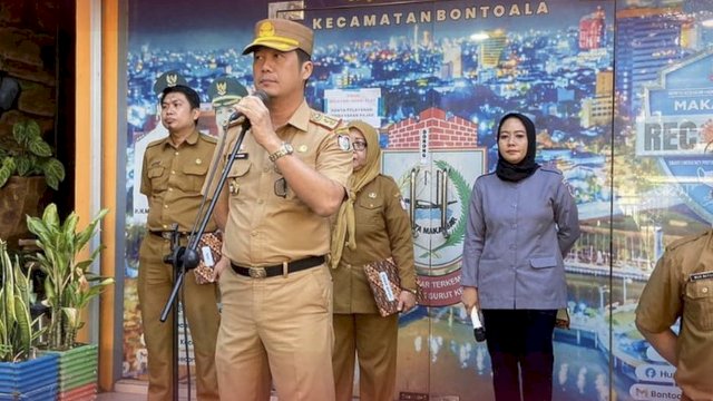 Pimpin Upacara Bendera, Ini Pesan Plt Camat Bontoala Kepada Seluruh Stafnya