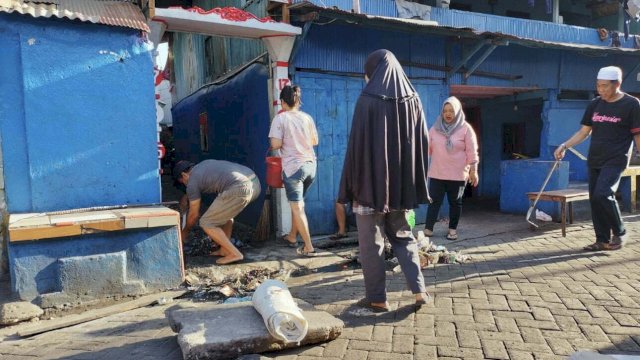 Lurah Bontoala Tua Gelar Kerja Bakti di Sepanjang Jlalan Kandea