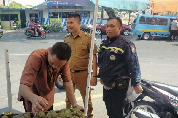 Lurah Tompo Balang Lakukan Penertiban PK5 di Jalan Gunung Bawakaraeng dan Masjid Raya