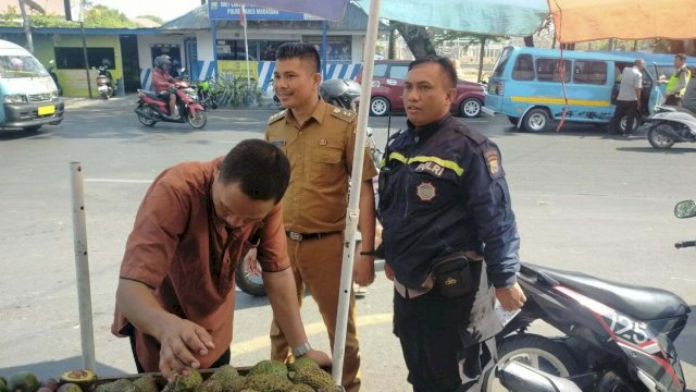 Lurah Tompo Balang Lakukan Penertiban PK5 di Jalan Gunung Bawakaraeng dan Masjid Raya