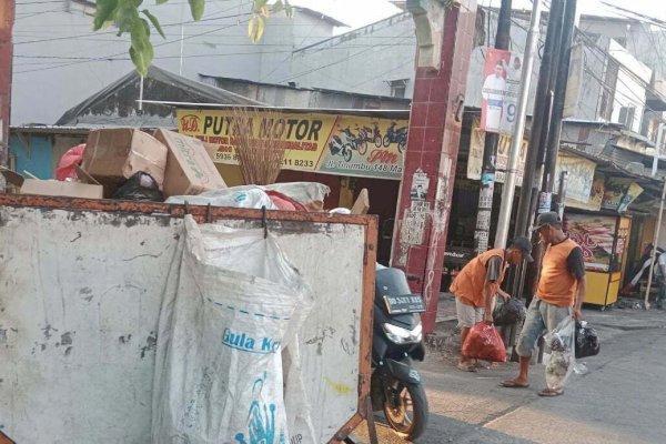 Pastikan Wilayahnya Bersih, Lurah Layang Pantau Kebersihan dan Aktifitas Penyapu Jalan