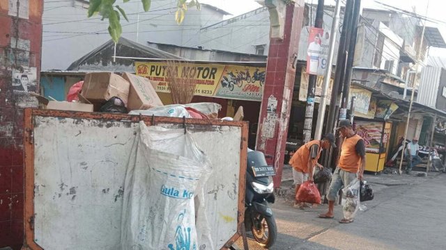 Pastikan Wilayahnya Bersih, Lurah Layang Pantau Kebersihan dan Aktifitas Penyapu Jalan