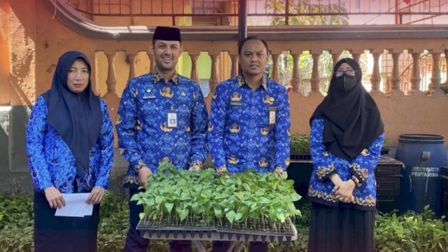 Plt Camat Bontoala Terima Bantuan Bibit Cabe