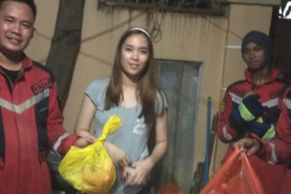 Damkar Makassar Bantu Warga Atasi Sarang Lebah