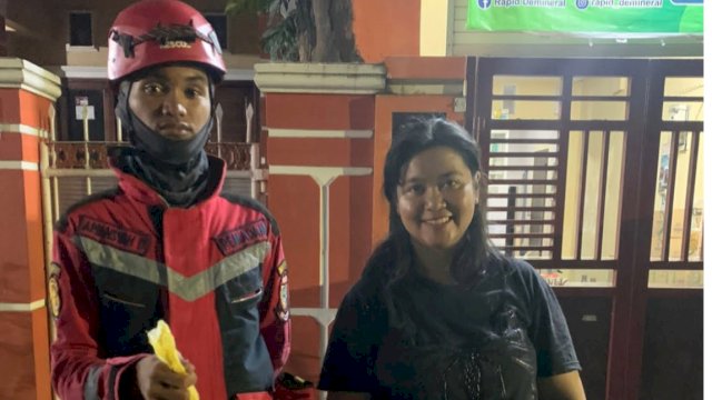 Damkar Makassar Berhasil Amankan Sarang Tawon Dari Ruma Warga di Jalan Toddopuli