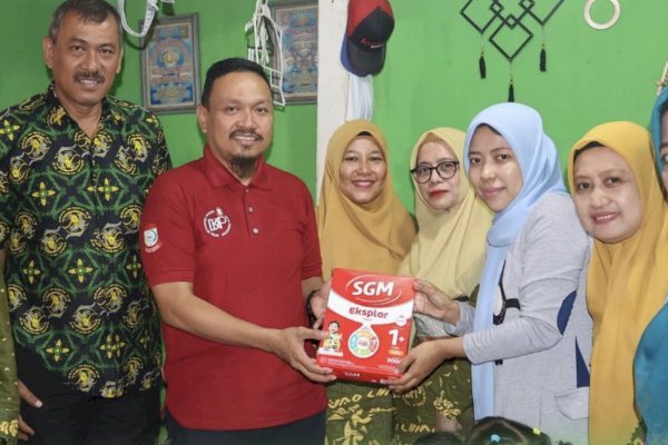 Kadis DKP Makassar Berikan Bantuan Anak Stunting