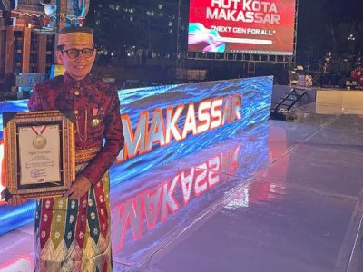 Wali Kota Danny Beri Penghargaan Arifuddin Hamarung