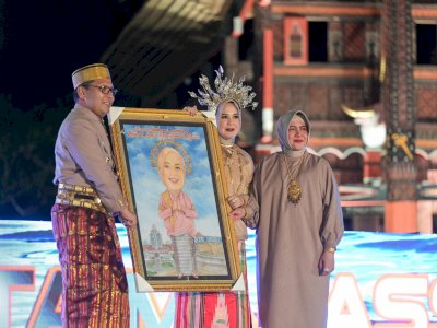 Ketua TP PKK Dampingi Wali Kota Makassar Serahkan Cendramata Perpisahan Fatmawati Rusdi di Hut Kota