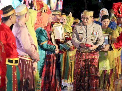 Di Momen HUT Kota, Danny Pomanto Serahkan Penghargaan ke Pihak yang Berjasa untuk Kemajuan Kota Makassar