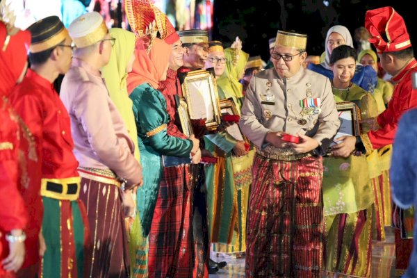 Di Momen HUT Kota, Danny Pomanto Serahkan Penghargaan ke Pihak yang Berjasa untuk Kemajuan Kota Makassar